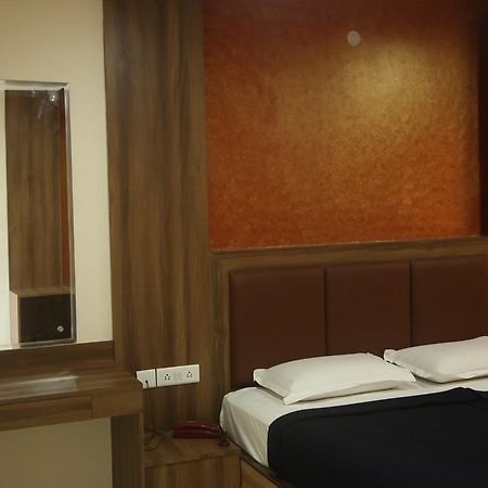 Hotel Dwaraka Paradise ハイデラバード エクステリア 写真