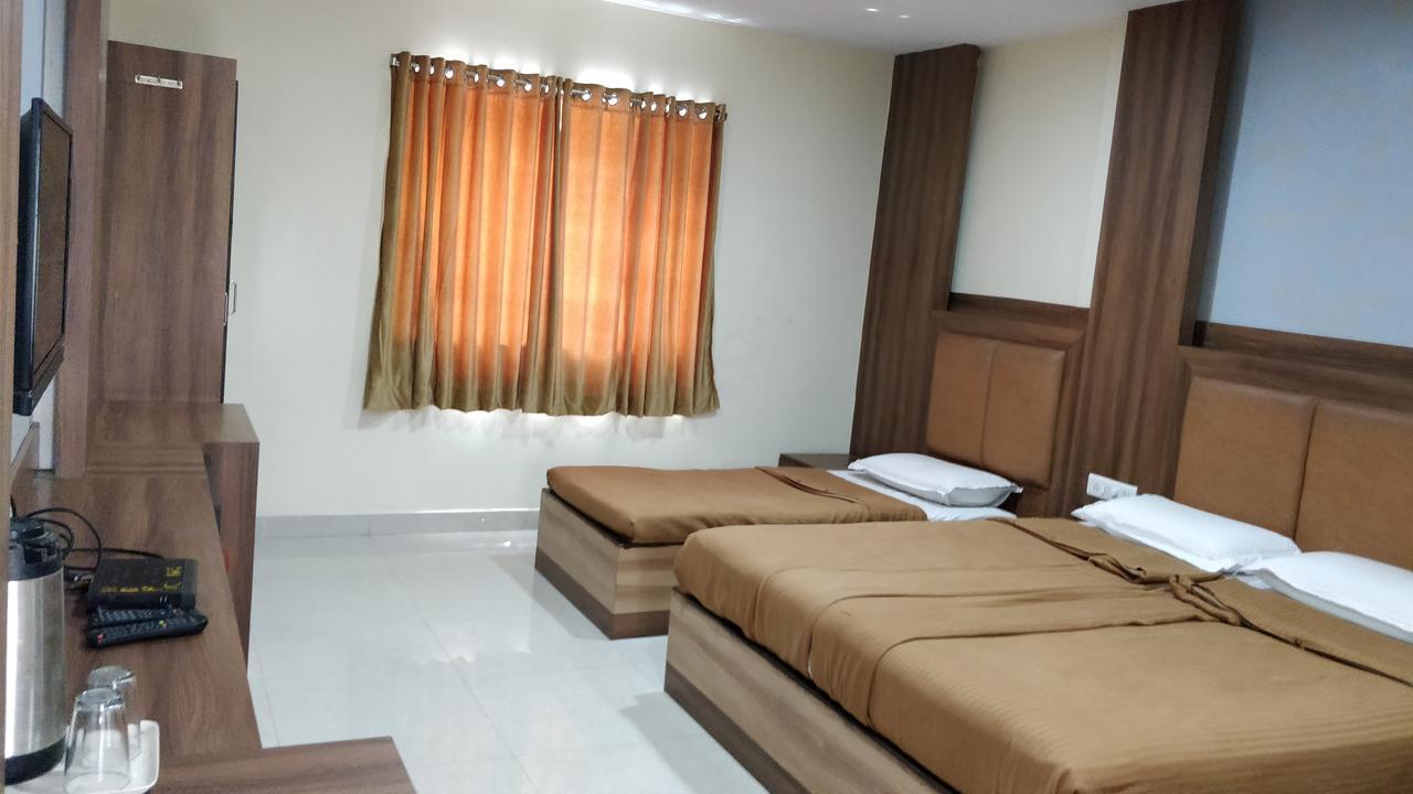 Hotel Dwaraka Paradise ハイデラバード エクステリア 写真